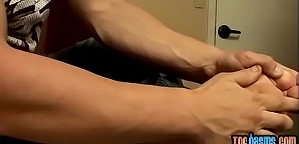  Hung jock caresses his tired soles before jerking off